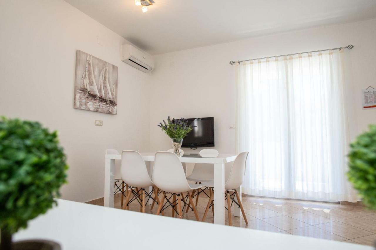 Apartments Rina Novalja Eksteriør billede